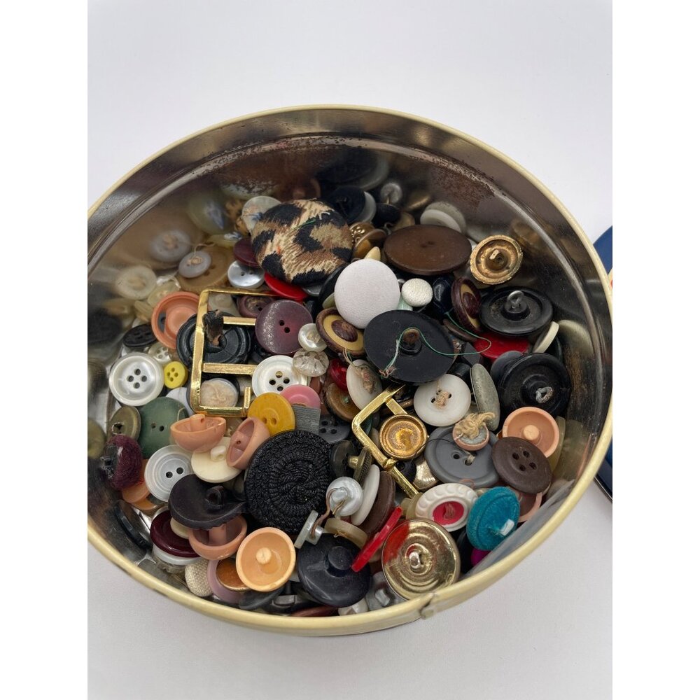 Lot of Vintage Sewing Buttons in Tin Can - Picture 2 of 6